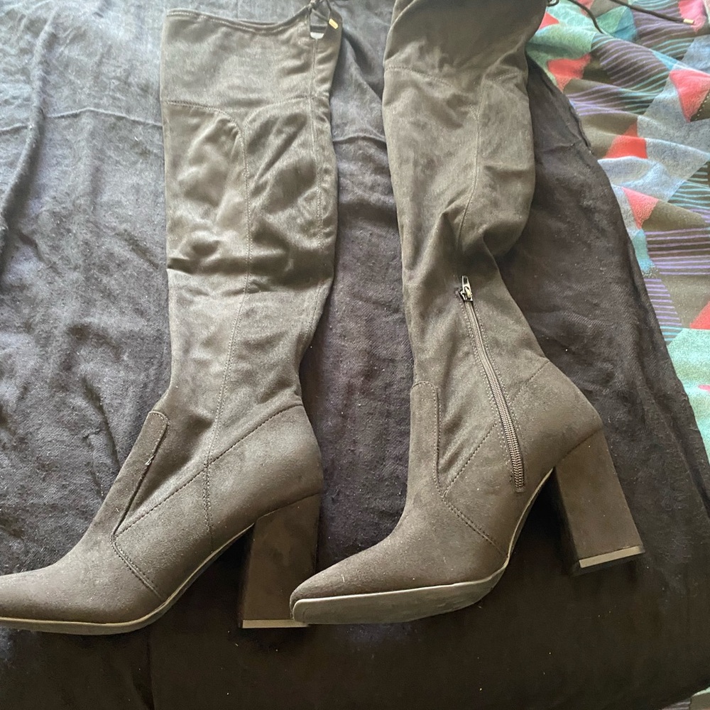 UNISA WOmENS BLACK VELOUR HEALED BOOTS